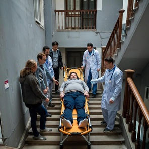 В многоэтажных домах без лифта, при весе больного свыше 100 кг